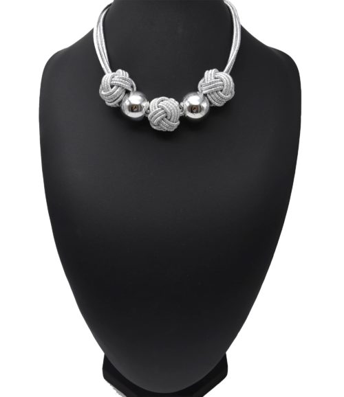 Collier-Multi-Cordons-avec-Noeuds-Fil-Brillant-et-Boules-Metal-Argente