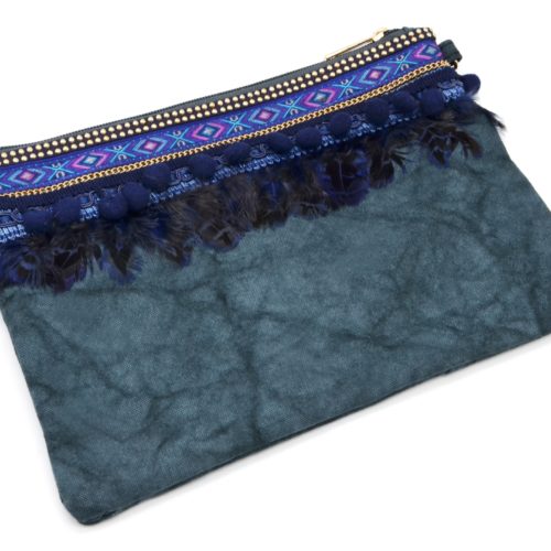 Pochette-Sac-Bandouliere-Effet-Jean-Denim-Bleu-avec-Clous-Ruban-Ethnique-Pompons-Boule-et-Plumes