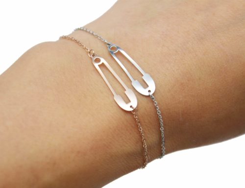 Bracelet-Fine-Chaine-avec-Charm-Epingle-Contour-Acier