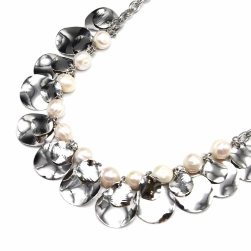 Collier-Plastron-Chaine-avec-Perles-Ecru-et-Multi-Pampilles-Metal-Argente