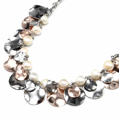 Collier-Plastron-Chaine-avec-Perles-Ecru-et-Multi-Pampilles-Metal-Tricolore