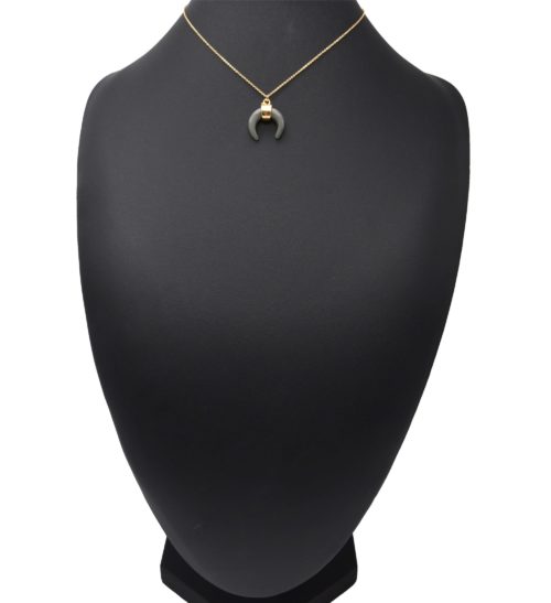 Collier-Fine-Chaine-Pendentif-Corne-Lune-Resine-Gris-et-Centre-Metal-Dore