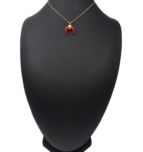 Collier-Fine-Chaine-Pendentif-Corne-Lune-Resine-Bordeaux-et-Centre-Metal-Dore