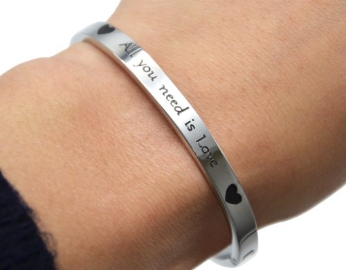 Bracelet-Jonc-Moyen-Acier-Argente-avec-Message-All-you-need-is-Love-With-Love-all-is-possible