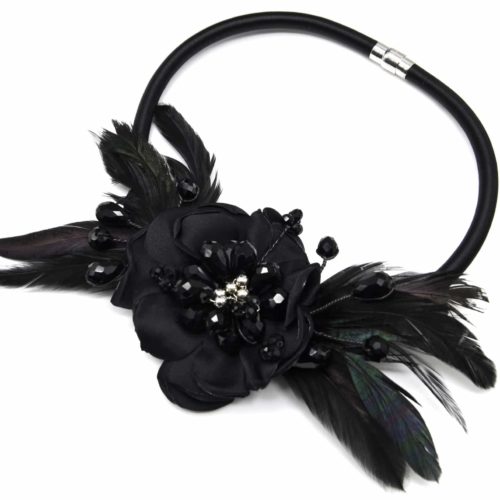 Collier-Ras-du-Cou-Plastron-Statement-avec-Fleur-Perles-et-Plumes-Noires