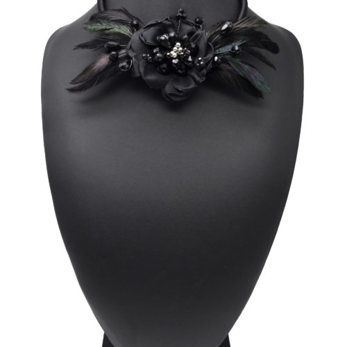 Collier-Ras-du-Cou-Plastron-Statement-avec-Fleur-Perles-et-Plumes-Noires