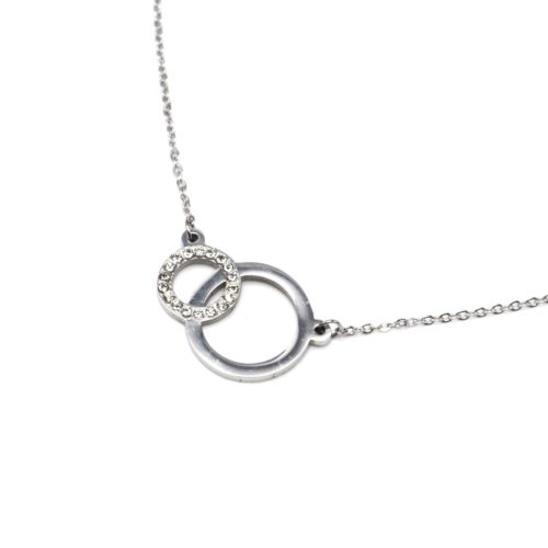 Collier-Fine-Chaine-avec-Pendentif-Cercles-Entrelaces-Strass-et-Acier-Argente