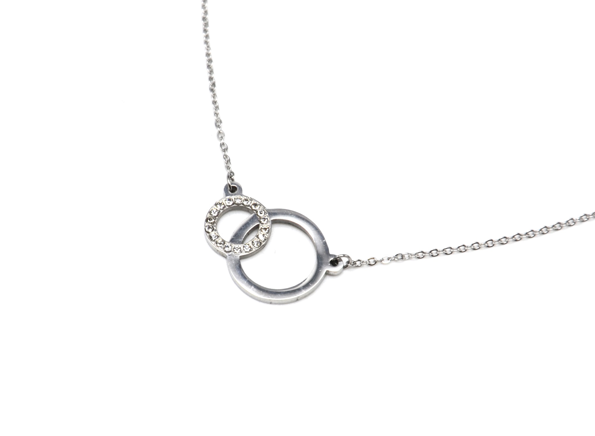 Collier-Fine-Chaine-avec-Pendentif-Cercles-Entrelaces-Strass-et-Acier-Argente