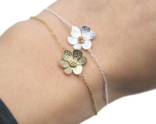 Bracelet-Fine-Chaine-avec-Charm-Fleur-Petales-Motif-Relief-Acier