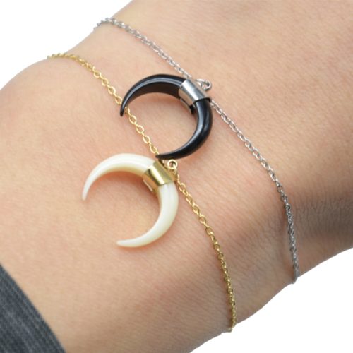 Bracelet-Fine-Chaine-Acier-avec-Charm-Corne-Lune-Resine