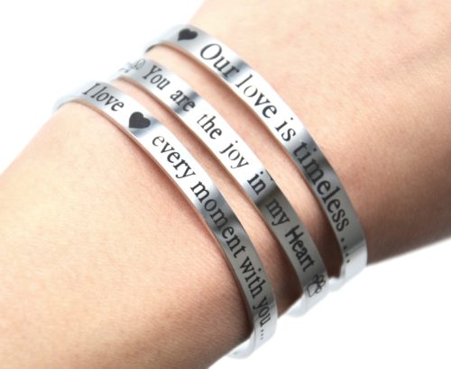 Bracelet-Jonc-Ouvert-Acier-Argente-avec-Message-Grave