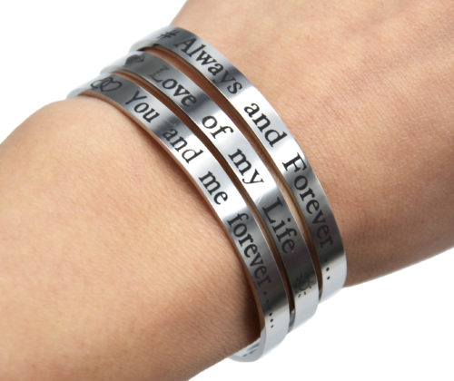 Bracelet-Jonc-Ouvert-Acier-Argente-avec-Message-Grave