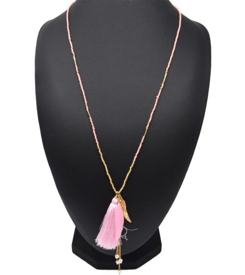 Sautoir-Collier-Mini-Perles-Rocaille-avec-Aile-Metal-Dore-Plume-et-Pompon-Rose