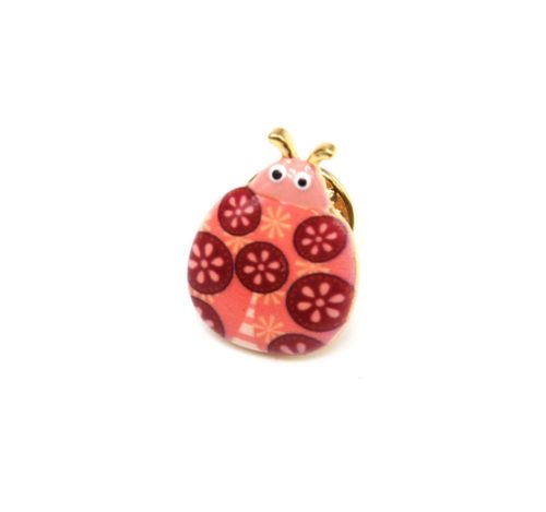 Mini-Broche-Pins-Coccinelle-Motif-Fleuri-Corail-et-Metal-Dore