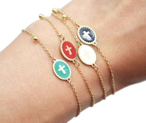 Bracelet-Fine-Chaine-Acier-Dore-avec-Ovale-Email-Motif-Croix