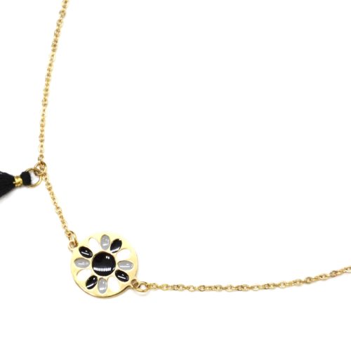 Collier-Fine-Chaine-Acier-Dore-avec-Cercle-Fleur-Email-et-Pompon-Noir