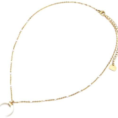 Collier-Fine-Chaine-Mini-Perles-Email-Blanc-et-Corne-Resine-Acier-Dore