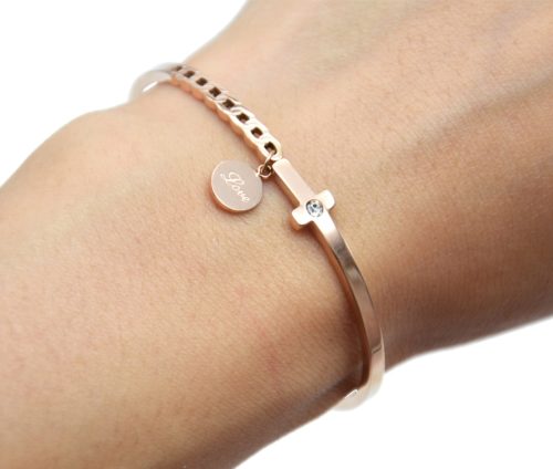 Bracelet-Jonc-Fin-Acier-Or-Rose-avec-Maillons-Croix-et-Pampille-Love