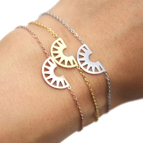 Bracelet-Fine-Chaine-avec-Charm-Demi-Cercle-Ajoure-Acier