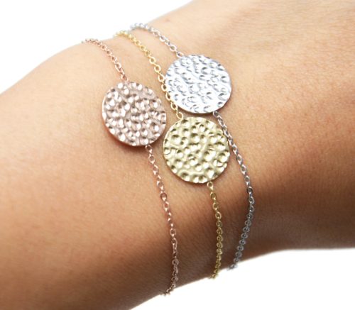 Bracelet-Fine-Chaine-avec-Charm-Medaille-Martelee-Acier