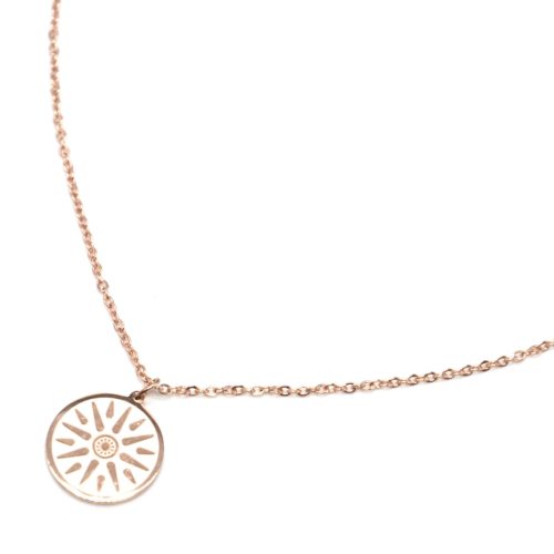 Collier-Fine-Chaine-avec-Pendentif-Medaille-Gravee-Soleil-Acier-Or-Rose