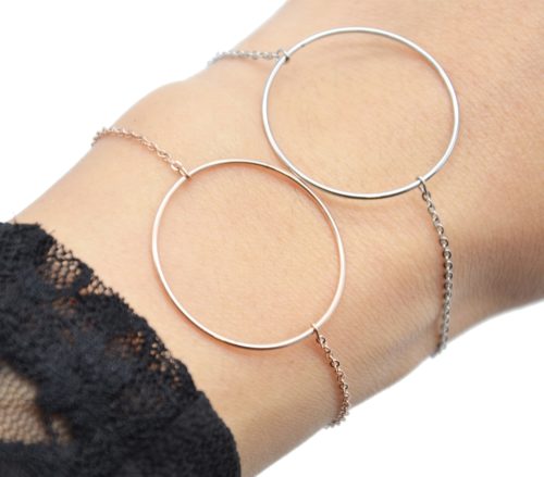 Bracelet-Fine-Chaine-avec-Charm-Grand-Cercle-Contour-Acier