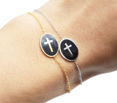 Bracelet-Fine-Chaine-Acier-avec-Charm-Ovale-Email-Noir-Motif-Croix