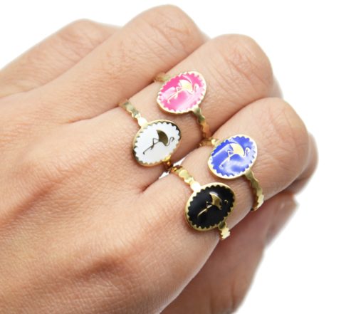 Bague-Fine-Ondulee-Acier-Dore-avec-Ovale-Email-Motif-Flamant-Rose