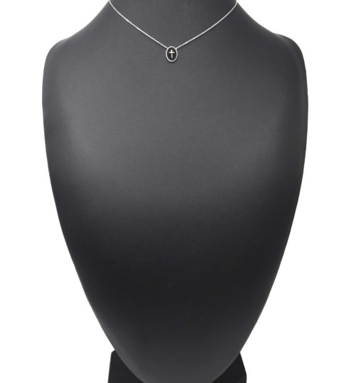 Collier-Fine-Chaine-Acier-Argente-avec-Pendentif-Ovale-Email-Noir-Motif-Croix