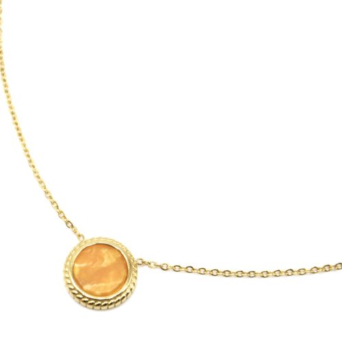 Collier-Fine-Chaine-avec-Pendentif-Pierre-Marbre-Jaune-Orange-Contour-Acier-Dore