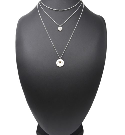 Collier-Triple-Chaine-avec-Boules-Medaille-Martelee-Acier-Argente-et-Oeil-Strass