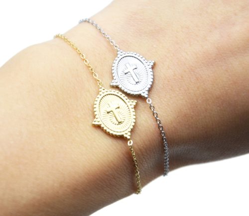 Bracelet-Fine-Chaine-avec-Medaille-Rayons-Croix-Contour-Points-Acier