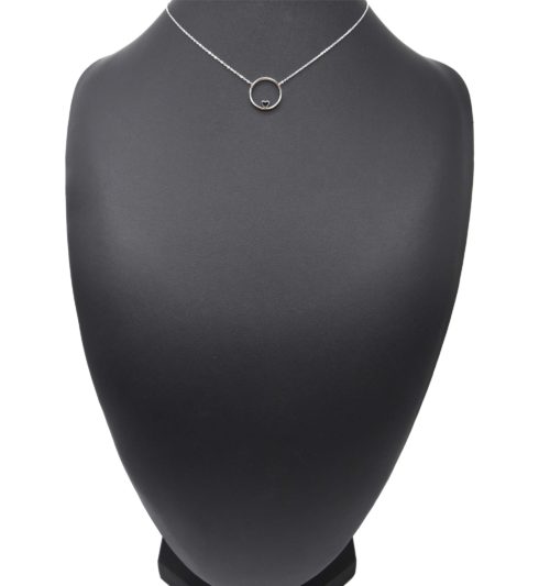 Collier-Fine-Chaine-avec-Pendentif-Cercle-Contour-Acier-Argente-et-Coeur-Noir