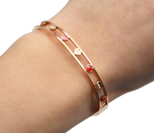 Bracelet-Jonc-Acier-Or-Rose-avec-Bande-Ajouree-Coeurs-Rouge-Bleu-et-Love