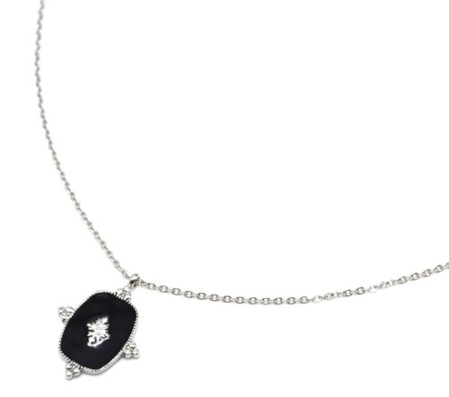 Collier-Fine-Chaine-avec-Medaille-Email-Noir-Motif-Baroque-et-Acier-Argente