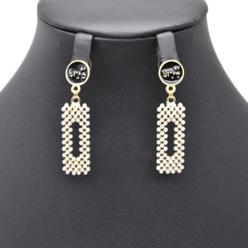 Boucles-dOreilles-Pendantes-Cercle-Noir-et-Rectangle-Mini-Perles-Ecru