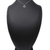 Collier-Fine-Chaine-avec-Medaille-Email-Noir-Losange-et-Motifs-Acier-Argente