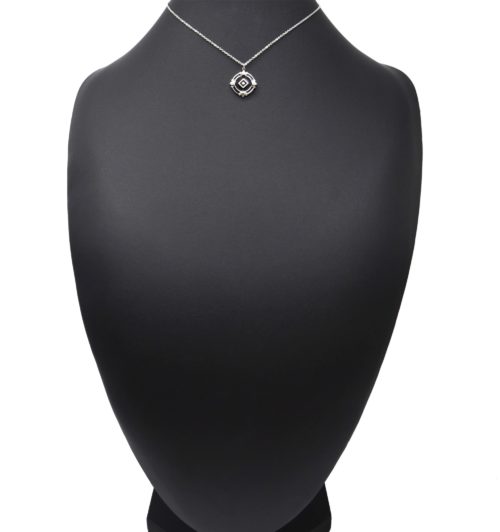 Collier-Fine-Chaine-avec-Medaille-Email-Noir-Losange-et-Motifs-Acier-Argente