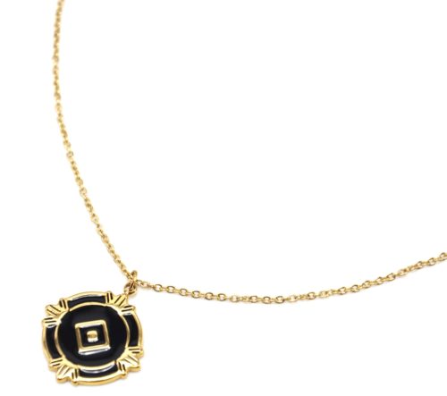 Collier-Fine-Chaine-avec-Medaille-Email-Noir-Losange-et-Motifs-Acier-Dore