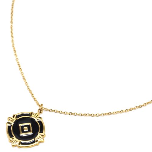 Collier-Fine-Chaine-avec-Medaille-Email-Noir-Losange-et-Motifs-Acier-Dore