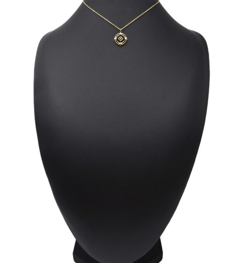 Collier-Fine-Chaine-avec-Medaille-Email-Noir-Losange-et-Motifs-Acier-Dore