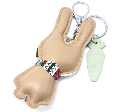 Porte-Cles-Bijou-de-Sac-Lapin-XXL-Simili-Cuir-Taupe-avec-Carotte-et-Foulard-Imprime