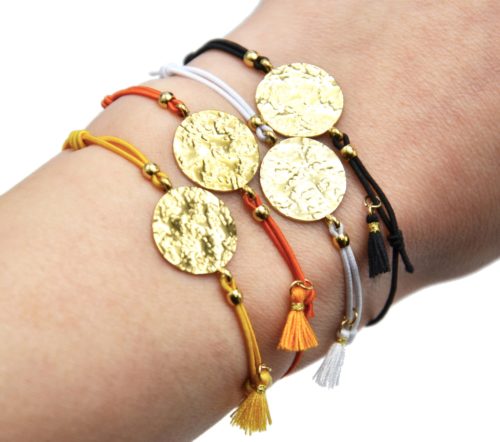 Bracelet-Elastique-Charm-Medaille-Martelee-Acier-Dore-et-Pompon