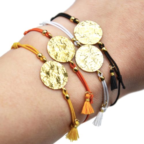 Bracelet-Elastique-Charm-Medaille-Martelee-Acier-Dore-et-Pompon