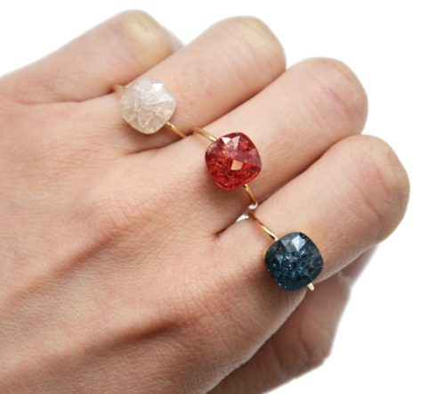 Bague-Fine-Acier-Dore-avec-Pierre-Carree-Verre-Couleur