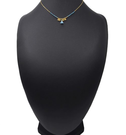 Collier-Fine-Chaine-Acier-Dore-avec-Medailles-Martelees-Perles-et-Pompon-Bleu