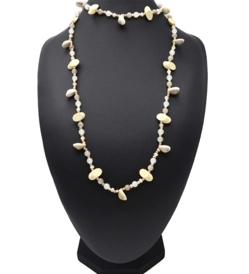 Sautoir-Collier-Perles-Verre-et-Ovales-Bois-Beige-avec-Multi-Cauris