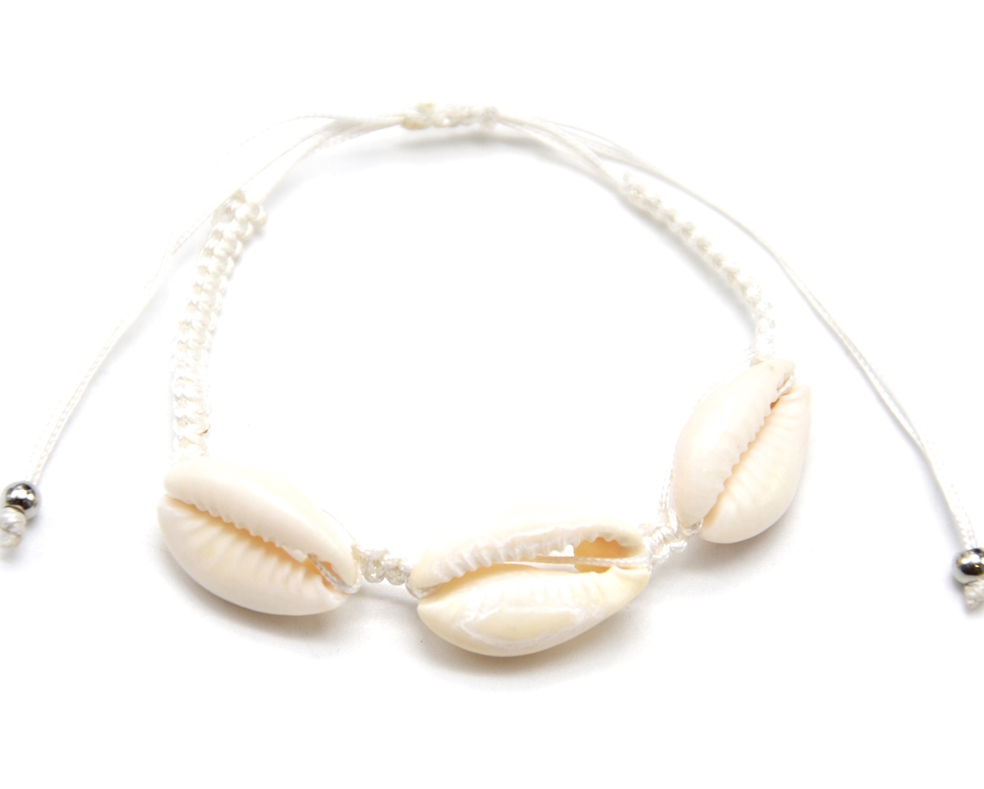 Bracelet-Cordon-Tresse-Ajustable-Ecru-avec-Charms-Cauris