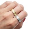 Bague-Ondulee-avec-Motif-Rayons-et-Contour-Points-Acier