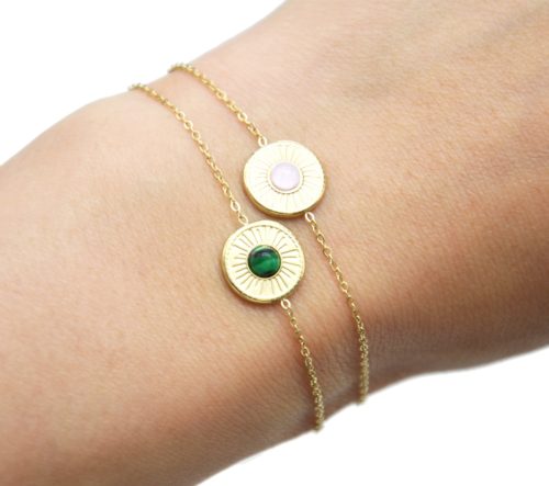 Bracelet-Fine-Chaine-avec-Cercle-Grave-Soleil-Acier-Dore-et-Pierre-Couleur